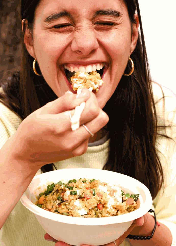 Junge Frau isst glücklich Couscous